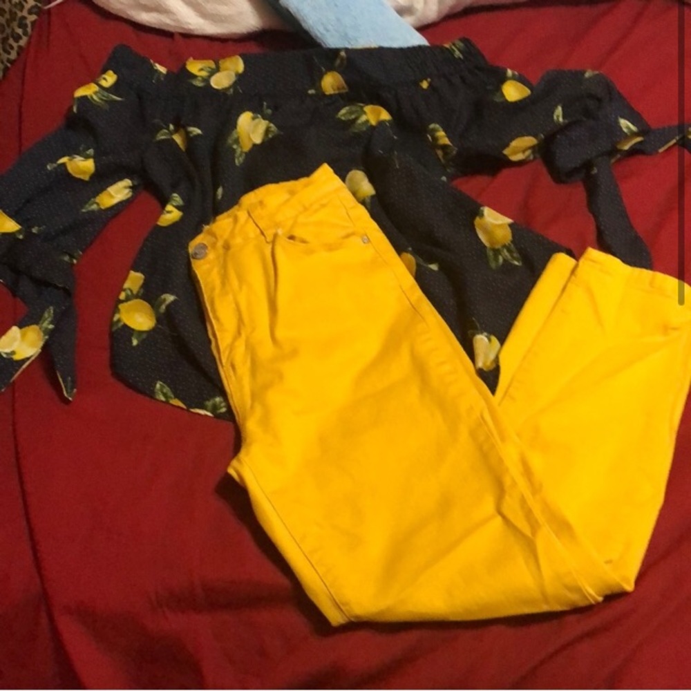 Lemonade Babe 🍋 - Picture 2 of 3
